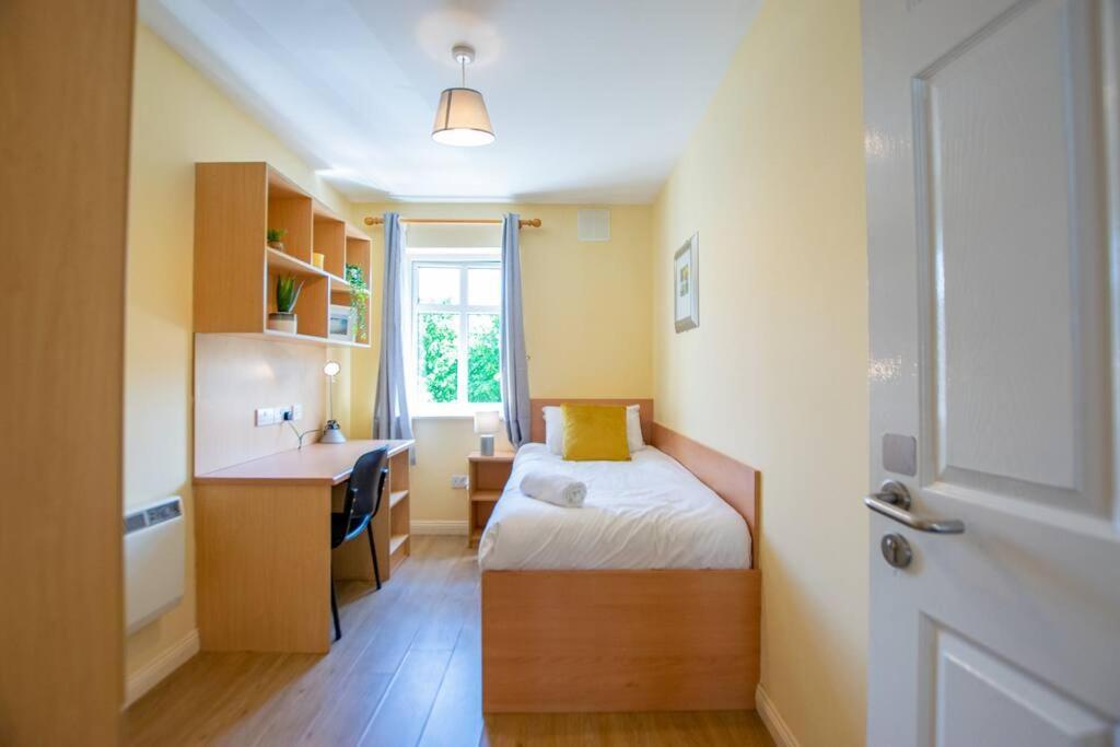 106 - The Townhouse By Shortstays กัลเวย์ ภายนอก รูปภาพ