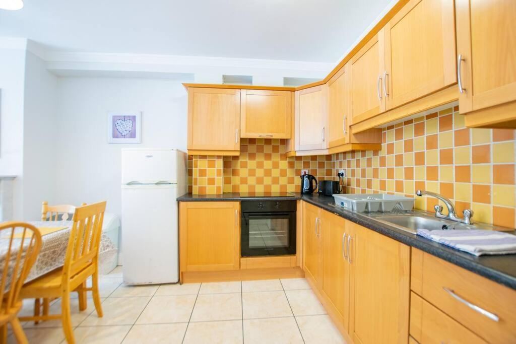 106 - The Townhouse By Shortstays กัลเวย์ ภายนอก รูปภาพ