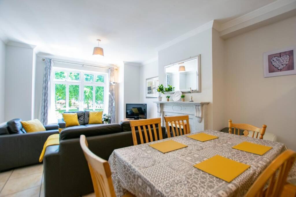 106 - The Townhouse By Shortstays กัลเวย์ ภายนอก รูปภาพ