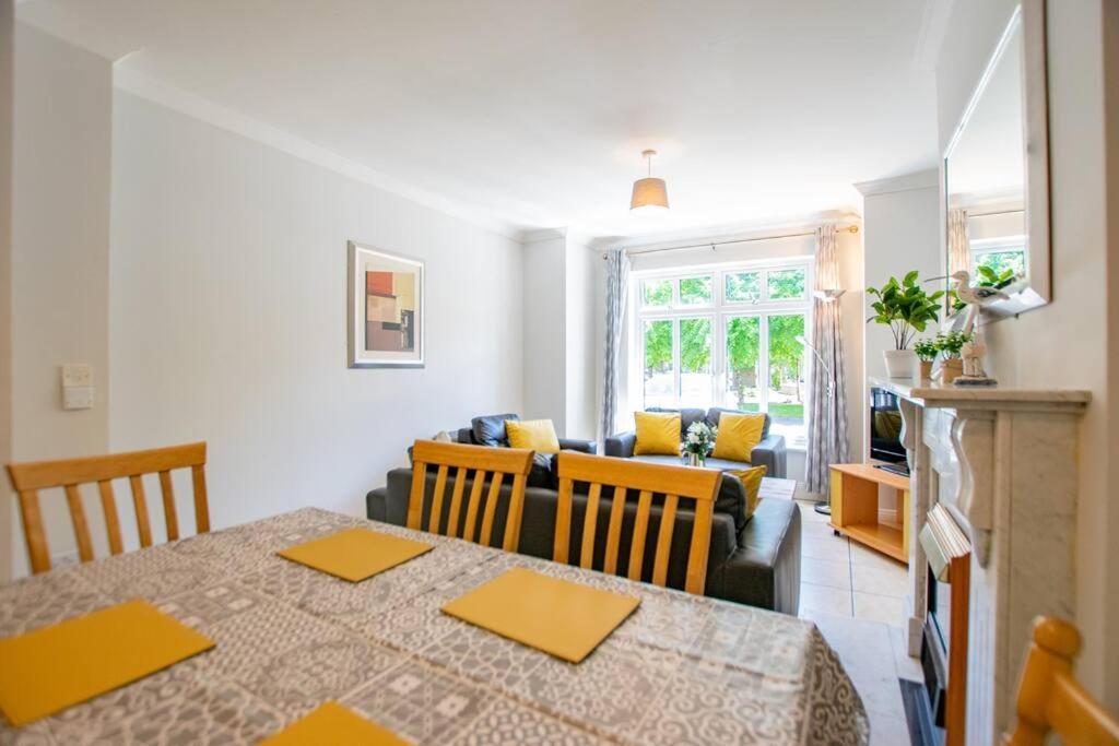 106 - The Townhouse By Shortstays กัลเวย์ ภายนอก รูปภาพ