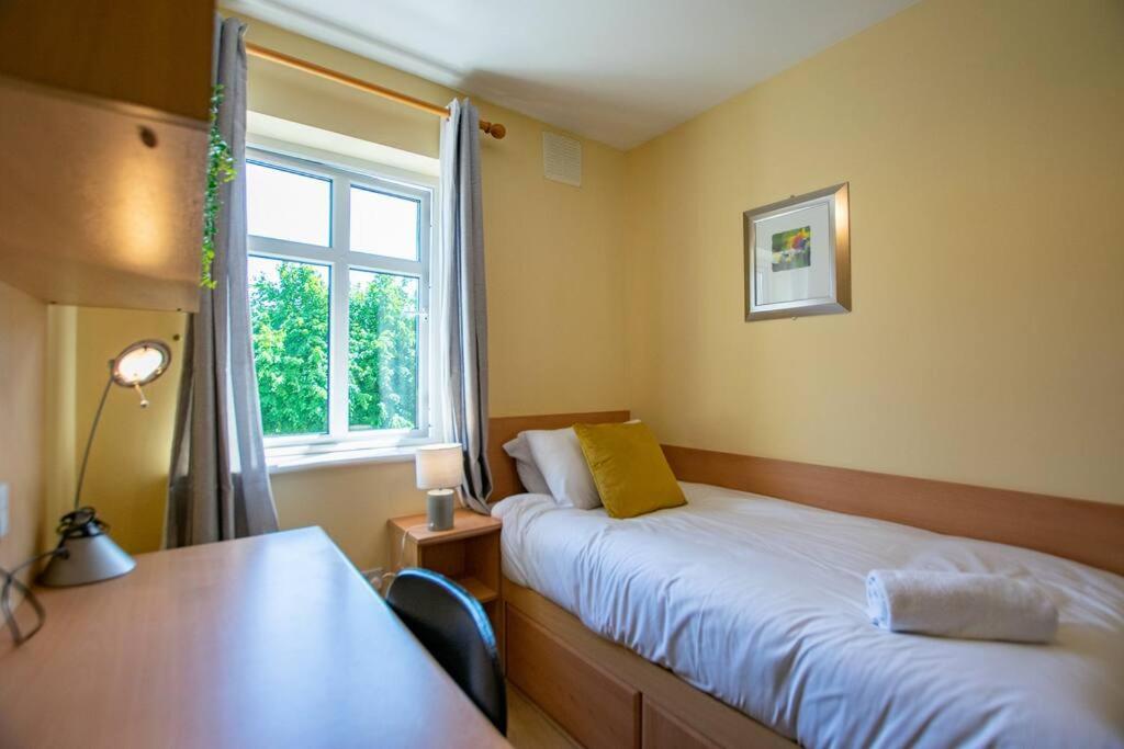 106 - The Townhouse By Shortstays กัลเวย์ ภายนอก รูปภาพ