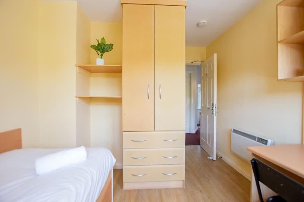 106 - The Townhouse By Shortstays กัลเวย์ ภายนอก รูปภาพ